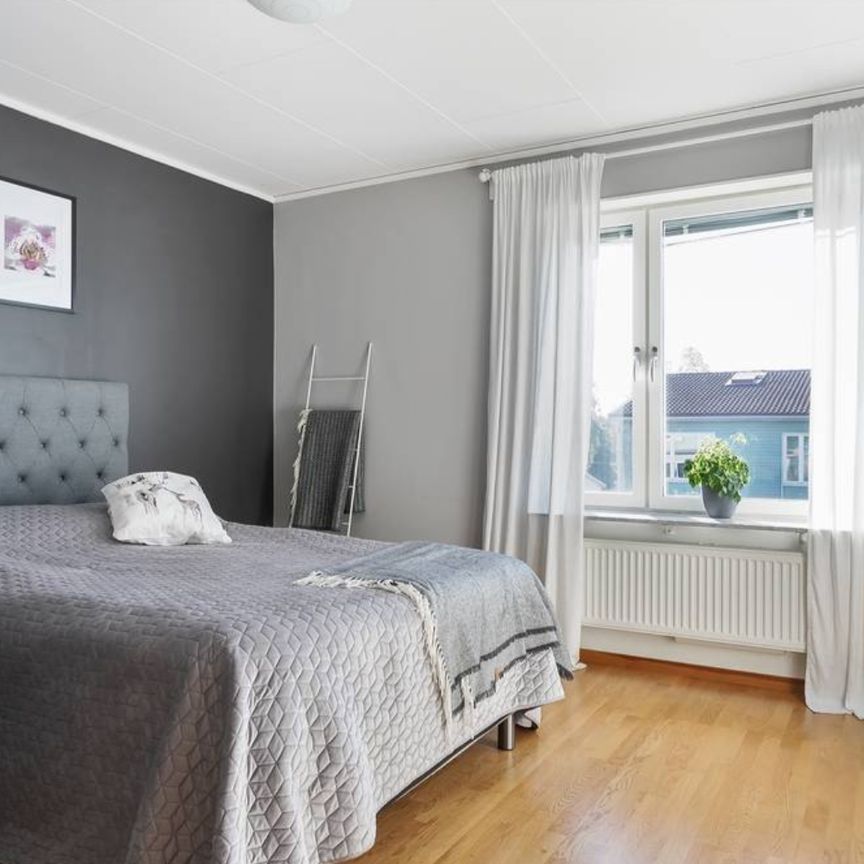 Fin villa med två parkeringar på uppfarten i vackert område - Photo 1