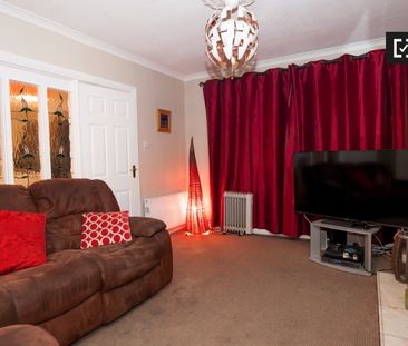 Room for rent in a 3-bedroom house in Oldbawn, Dublin - Photo 2