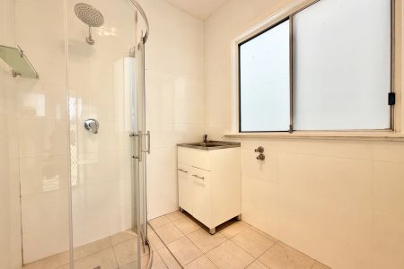 Well-appointed family home in a quiet street with generous living spaces - Photo 5