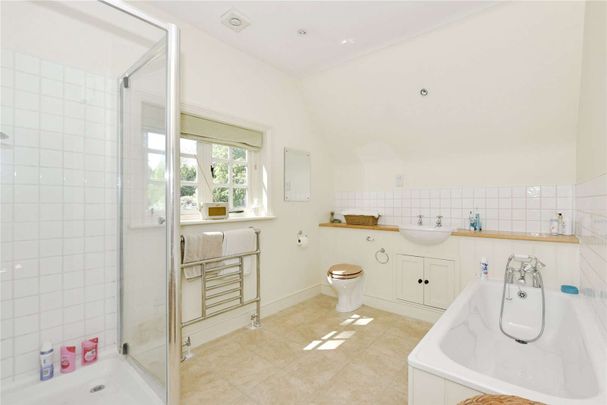 Character cottage offering excellent living space in a charming setting - Photo 1