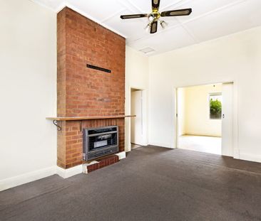 Two Bedroom Bungalow - Photo 2