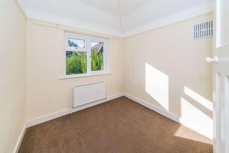 Knole Grove, RH19 - Photo 5