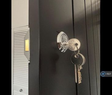 1 bedroom in a flat share to rent - Photo 5