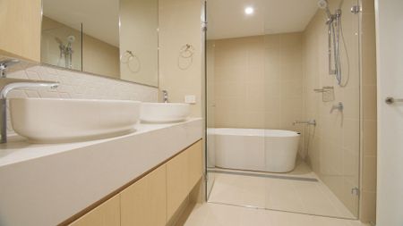 Family Sized, Peaceful Designer Apartment - Photo 4