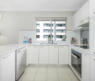 Furnished - Beautifully Renovated Split Level 2 Bedroom Apartment! - Photo 6