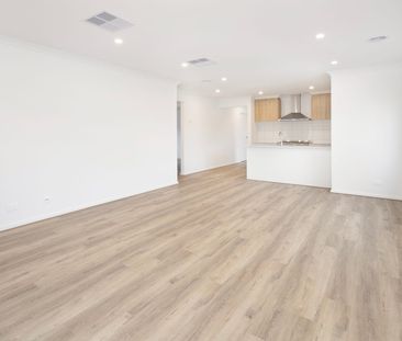 BRIGHT, MODERN HOME, PERFECT FOR FAMILIES OR PROFESSIONALS - Photo 1