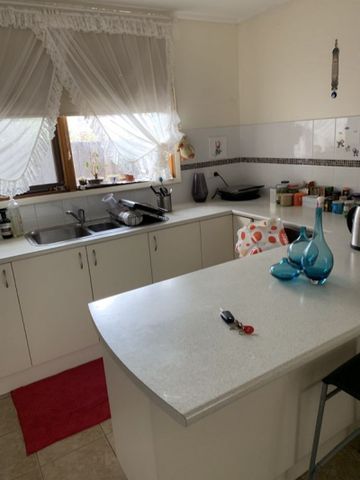 2 bedroom unit conveniently located to everything! - Photo 3