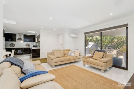 Modern Furnished 2x1x1 Home in Prime Claremont Location – FURNISHED - Photo 3