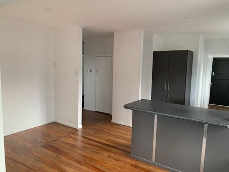 Standalone -Family Friendly - w workshop garage. - Photo 2