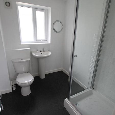 3 bedroom flat to rent - Photo 3