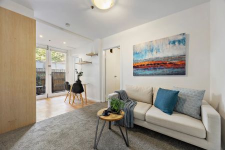 Updated Ground-Floor Apartment with Private Courtyard – Steps from the Beach! - Photo 3