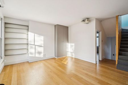 Elegant townhouse living with exceptional outdoor space in the heart of North Kensington, W10. - Photo 5