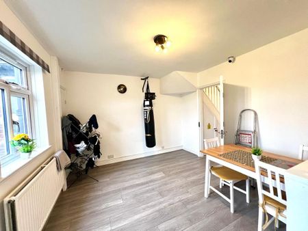 3 bedroom end of terrace house to rent - Photo 3