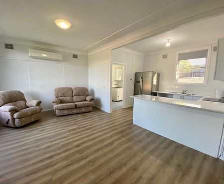 Sunny, Family Home in Prime Edgeworth Location - Photo 2