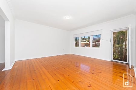 Spacious Ground-floor Apartment Just Moments From North Beach - Photo 2
