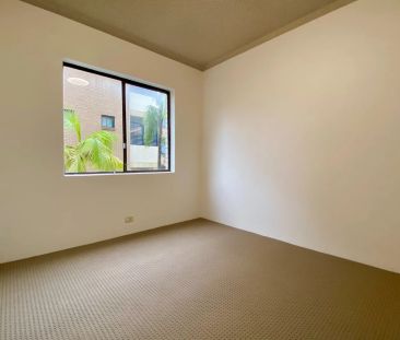 Conveniently located Two Bedroom Apartment - Photo 4