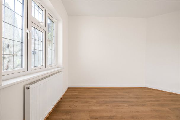 Meadway, Barnet - Photo 1