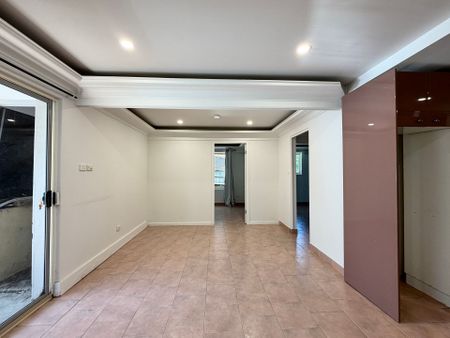 Downstairs Unit in the Heart of Nords Wharf - Photo 3