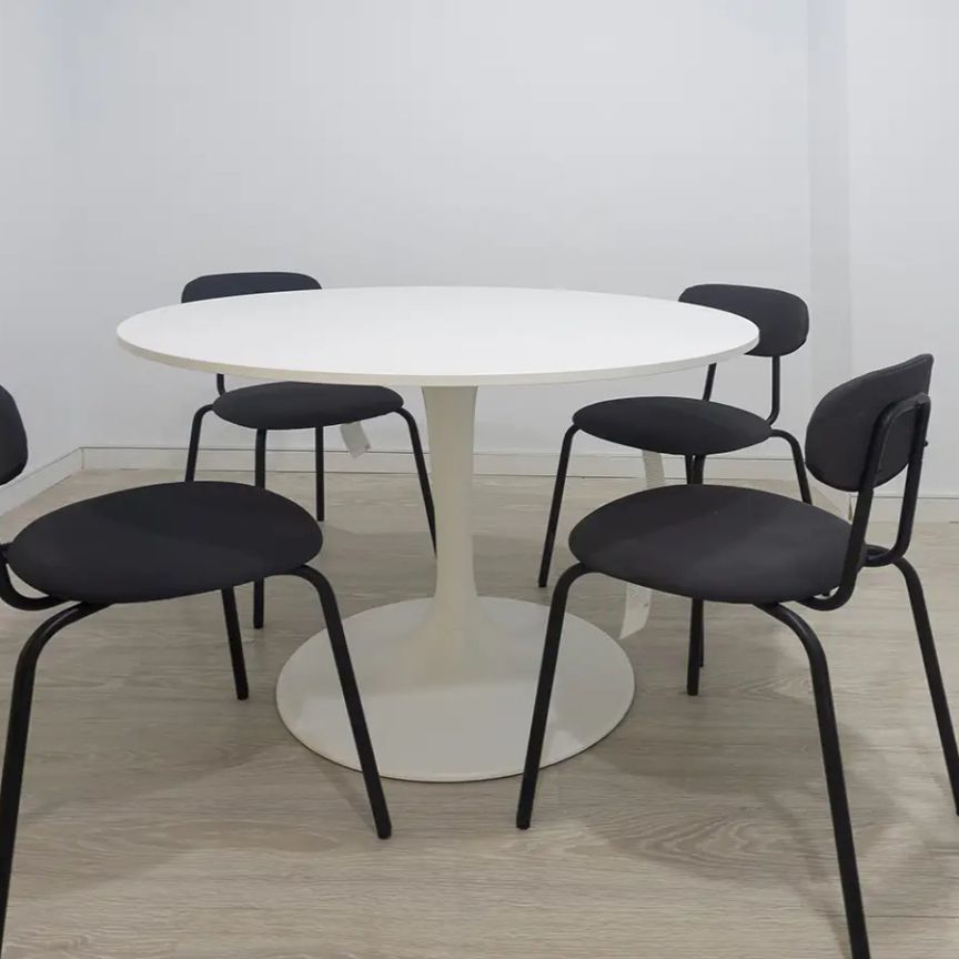 Room in a shared 4-bedroom apartment for rent in Imperial, perfect for professionals and students, no overnight guests allowed. - Photo 1