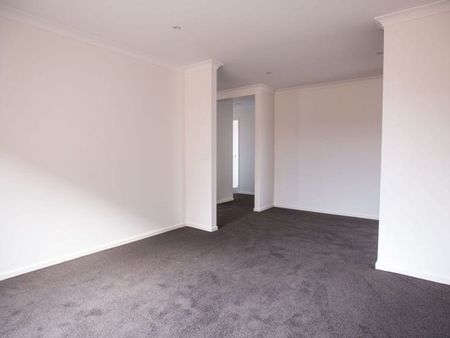 LARGE MODERN FAMILY HOME - Photo 2