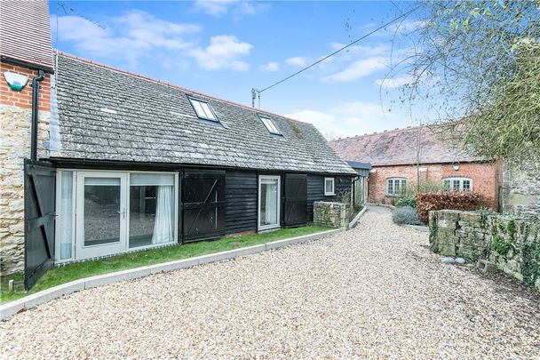 **Village location close to Oxford**Electricity included in rent** Stylish 3 bedroom/2 bathroom barn conversion finished to a high specification in desirable Wytham Village. - Photo 1