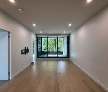 Leafy 2-Bed Apartment Opposite Surrey Gardens with Balcony & Parking - Photo 6