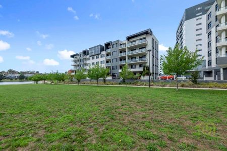 Prime Location with Lovely Lake Views - Photo 5