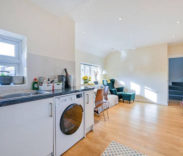 3 bedroom flat to rent - Photo 6