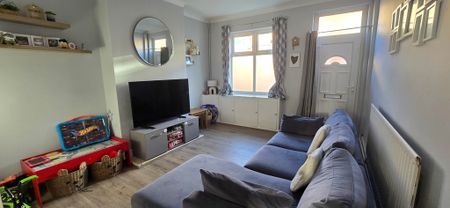 2 bedroom end of terrace to let - Photo 3