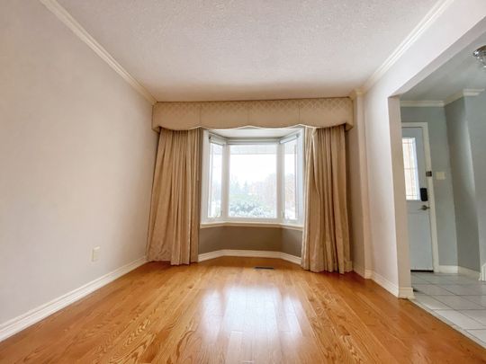 For Lease - 1 Teasdale Court, Aurora, Ontario - Photo 1