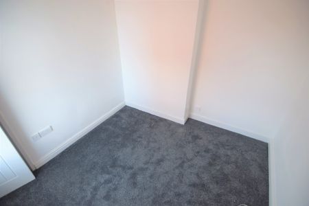 To Let 1 Bed Flat - Photo 2