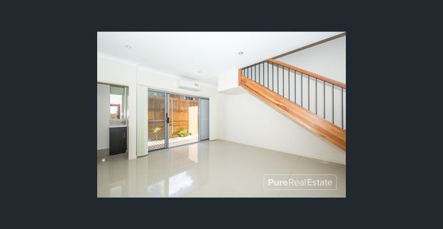 Stylish 3-Bed Townhouse in Prime Moorooka Location – 134 m² of Light-Filled Living - Photo 1