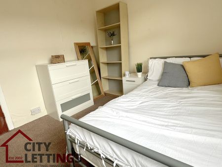 5 Bedroom Mid Terraced House - Photo 4