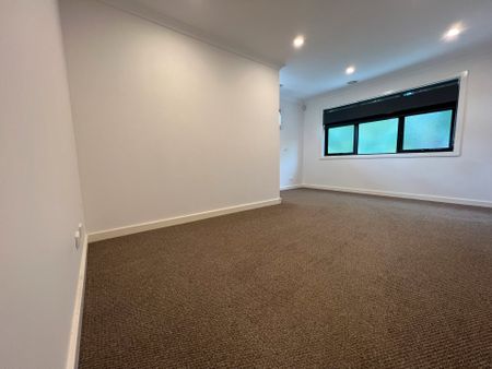 Large 2 Bedroom Townhouse - Photo 3