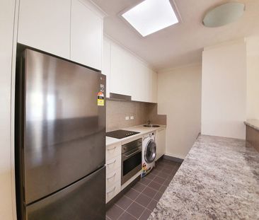 Contemporary Apartment in a Charming Period Building - Photo 5