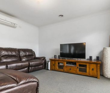 Neat & Well-Maintained 3-Bedroom Home in Quiet Court Location! - Photo 1