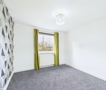 3 bedroom flat to rent - Photo 2