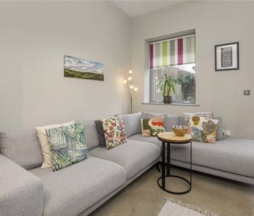 Bright and spacious ground floor flat with allocated parking space.... - Photo 2