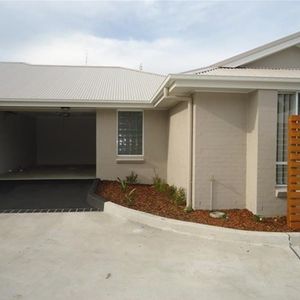 Modern 2 Bedroom Duplex - Photo 2