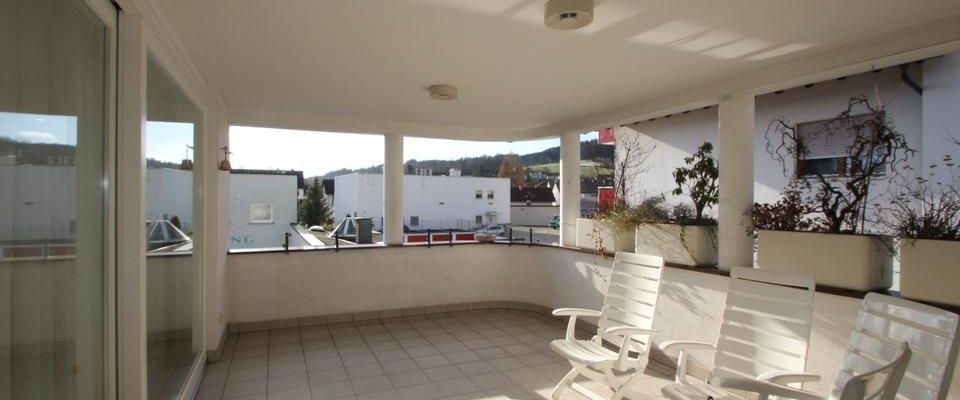 **Großzügige Stadtwohnung mit EBK und großem Balkon** - Photo 1