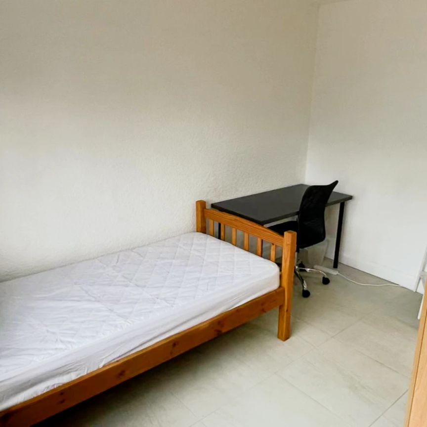 room 5 - Photo 1