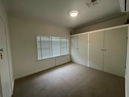 Spacious 4-Bedroom Home with Large Backyard and Outdoor Entertaining Area - Photo 4