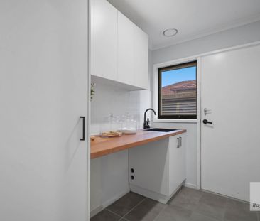 Stylish Family Home in Quiet Tullamarine Court - Photo 4