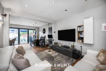 Collinwood Gardens, Gants Hill - Photo 2