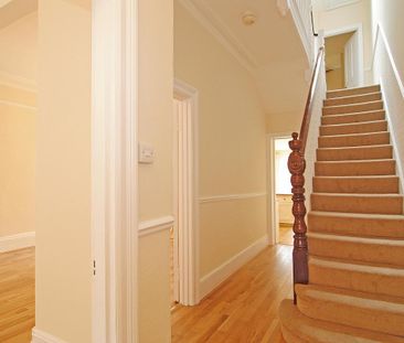 5 bedroom house in Kew - Photo 1