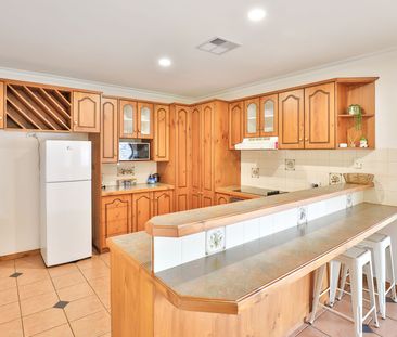 CHARACTERFUL TOWNHOUSE - Photo 5