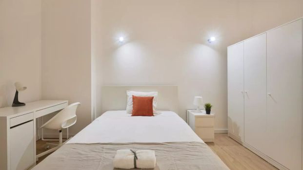 Room for rent in 7-bedroom apartment in Lisbon - Photo 1