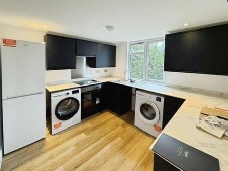 6 bedroom House To Let - Photo 3