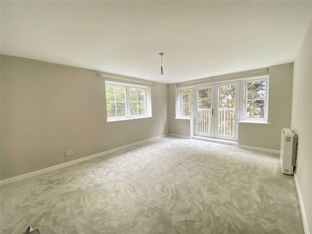 A contemporary apartment forming part of a modern development set in vibrant Crawley. - Photo 5