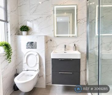 3 bedroom flat to rent - Photo 2